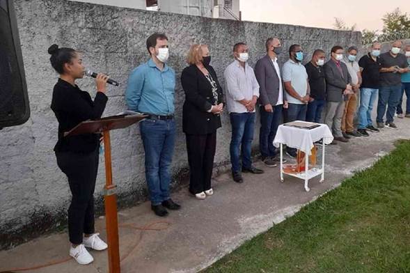 Grupo de pessoas sentadas e em pé na grama

O conteúdo gerado por IA pode estar incorreto.