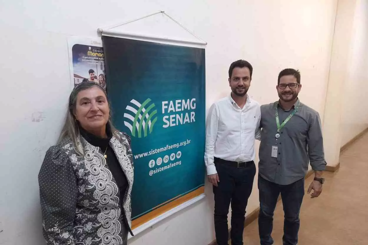 Homem e mulher em pé posando para foto

O conteúdo gerado por IA pode estar incorreto.