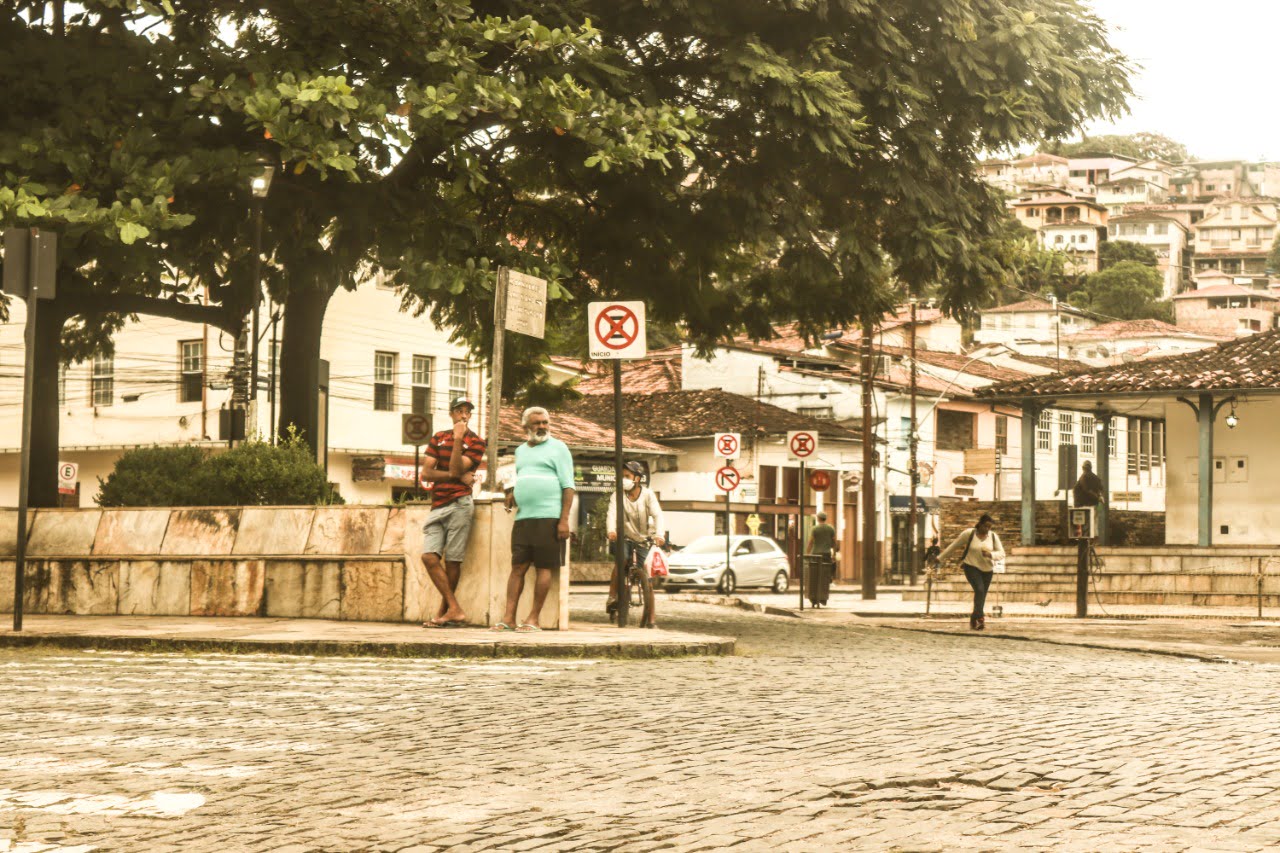 Pessoas na Praça Tancredo Neves, em Mariana