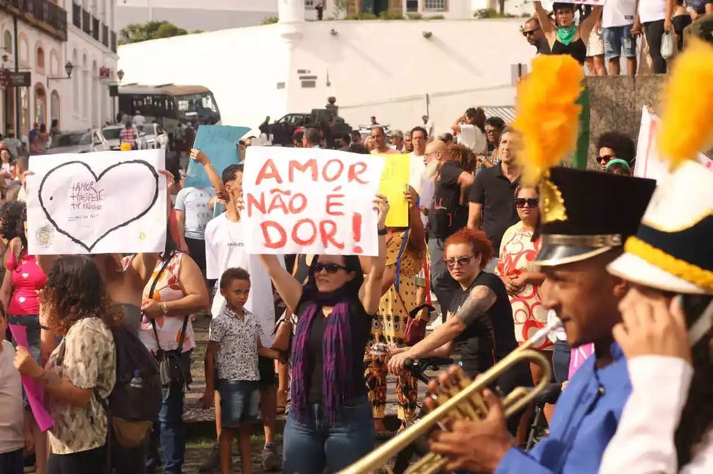 Mulheres fazem ato contra feminicídio em Ouro Preto