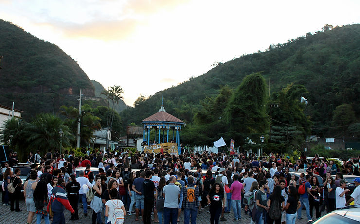 Manifestação pela educação na Praça da Estação em Ouro Preto