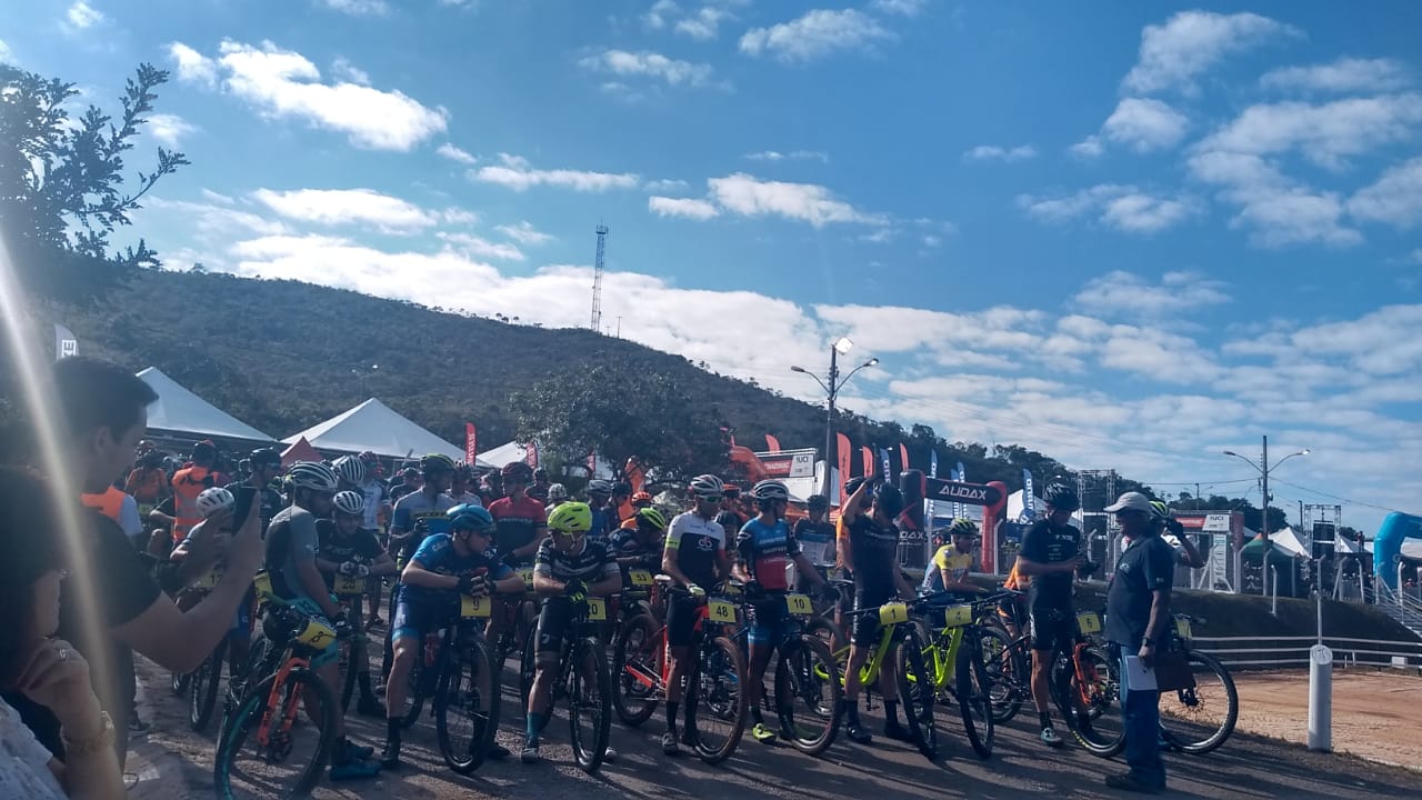 Posicionamento dos atletas para a largada da categoria Elite (masculina e feminina) da prova de 45km (Percurso reduzido)