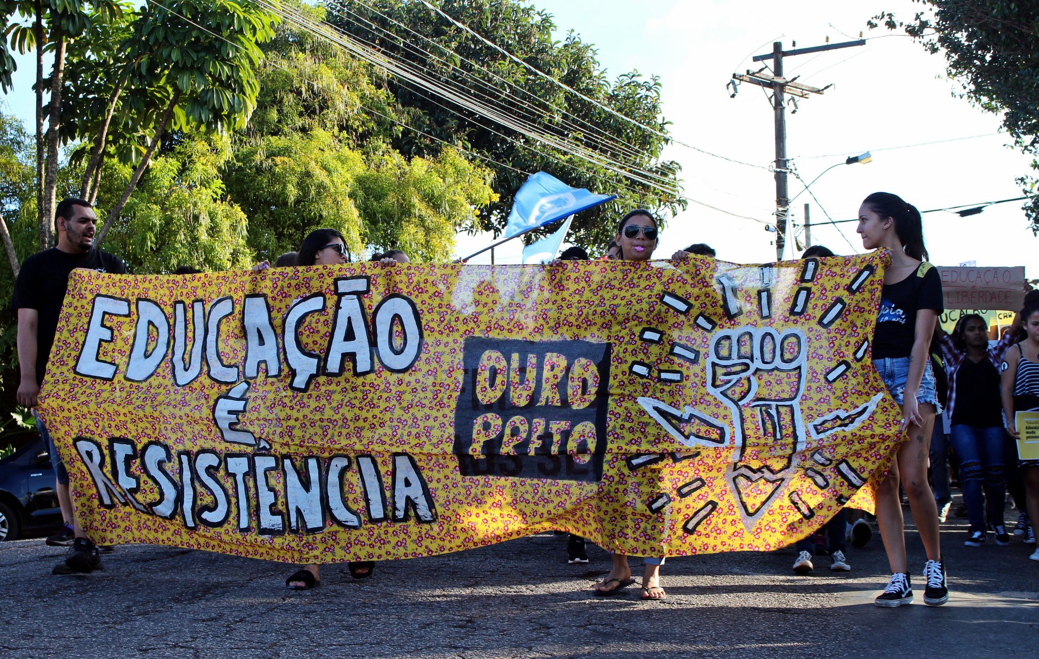 Manifestantes saem da UFOP em direção à rua João Pedro da Silva