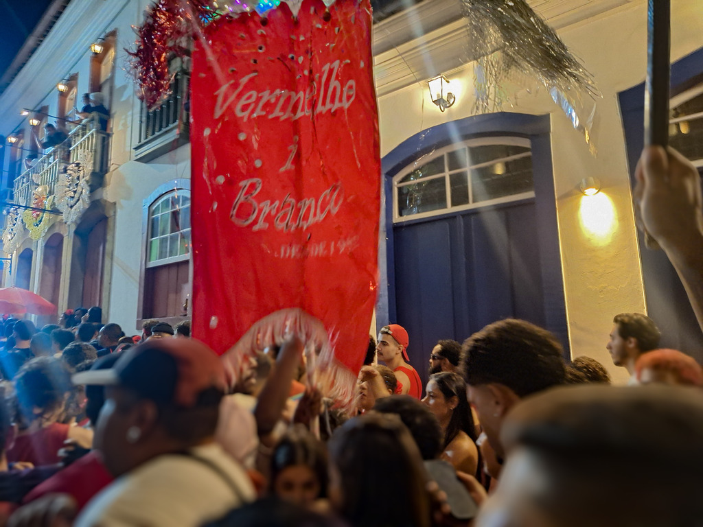 Vermelho i Branco arrasta multidão na abertura do carnaval