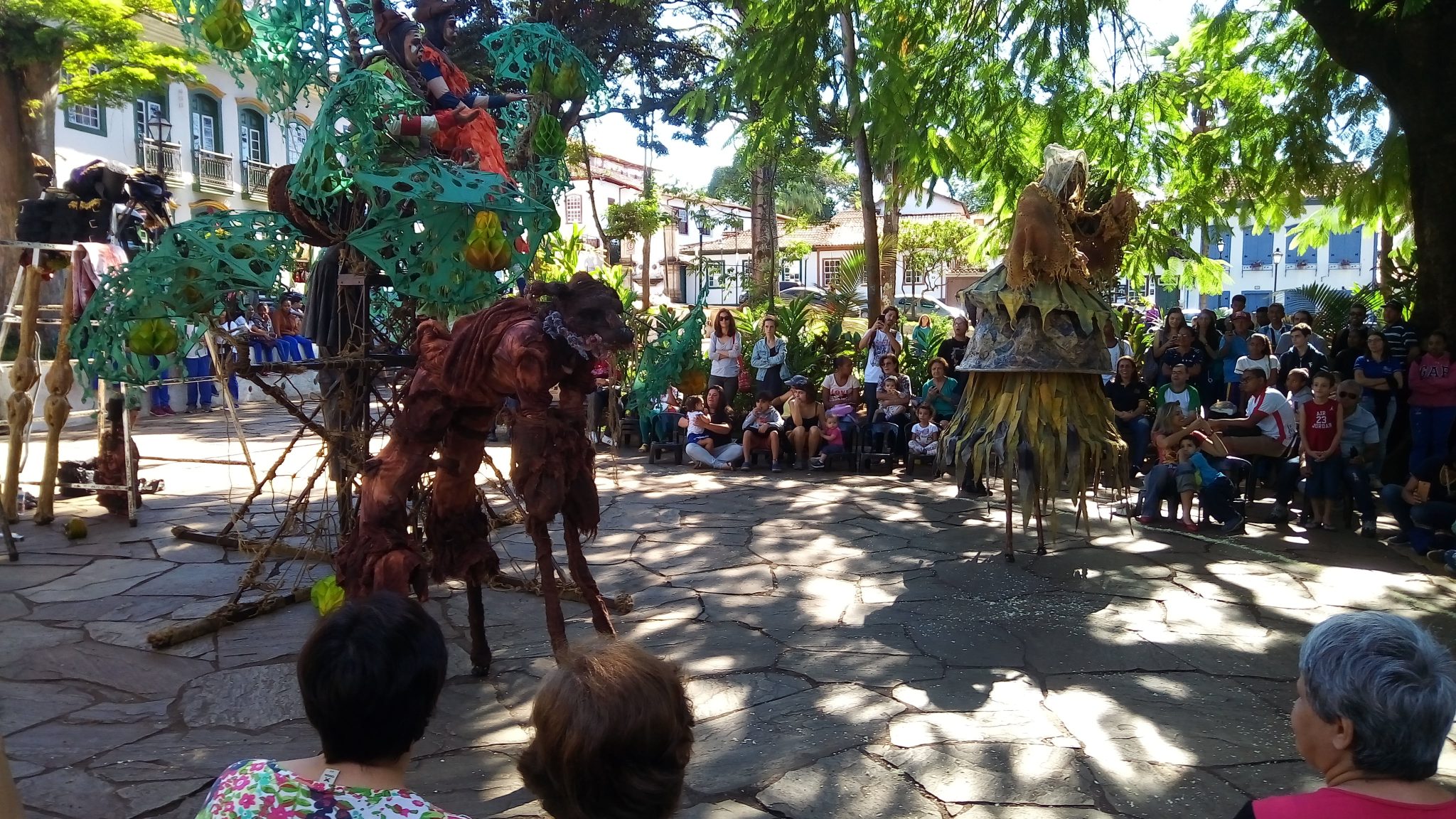 Teatro na praça emociona pessoas de todas as idades