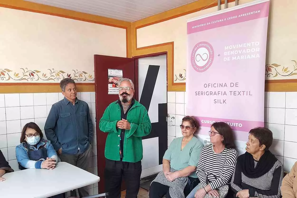 Ronaldo Fraga cria logomarca para bordadeiras marianenses