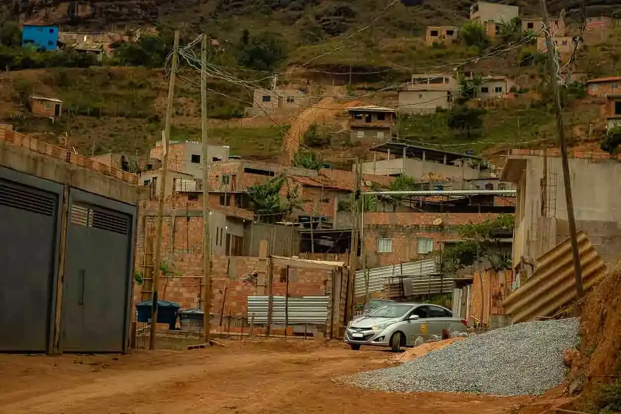 Onze mil pessoas lutam contra o tempo para não perderem suas casas