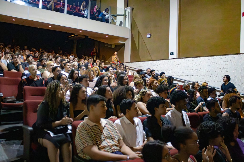Mostra de documentários e lançamento de jornal lota cineteatro