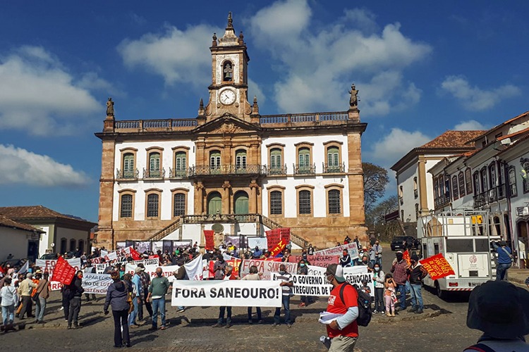 Manifestantes se concentram na Praça da Estação e caminharam até o Museu da Inconfidência. Foto: Marcelo Sena/Agência Primaz