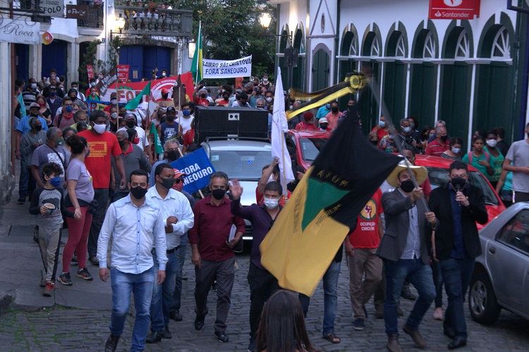 Vereadores marcharam à frente dos manifestantes até a Prefeitura para entrega do relatório final da CPI da Saneouro. Foto: CMOP