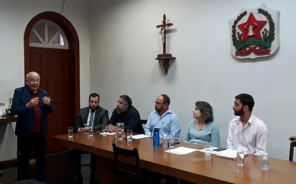 Prefeito de Ouro Preto discursa durante reunião da Mesa de Diálogo que discute a situação da Seneouro