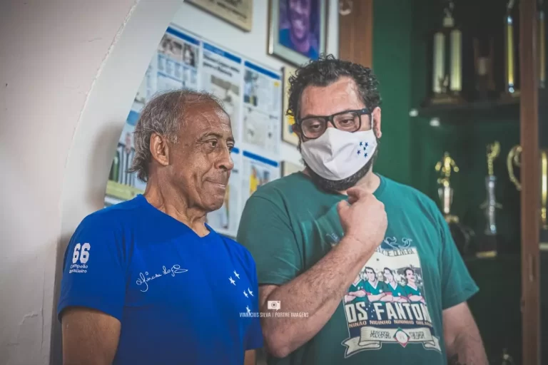 O jornalista marianense, Gustavo Nolasco, usando máscara branca, ao lado de Dirceu Lopes, um dos maiores ídolos do Cruzeiro Esporte Clube.