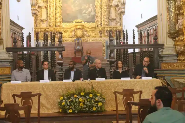 Composição da mesa da coletiva de imprensa, que precedeu à reabertura da Catedral de Mariana