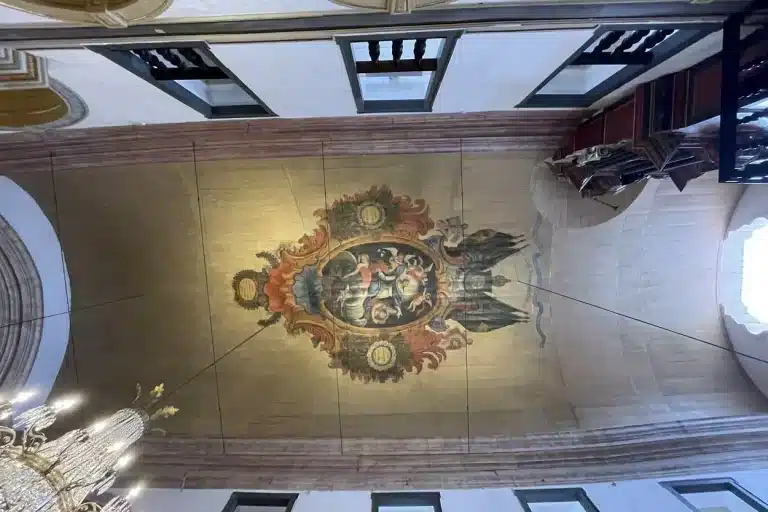 Pintura do forro da nave central, recuperada no processo de restauração dos elementos artísticos