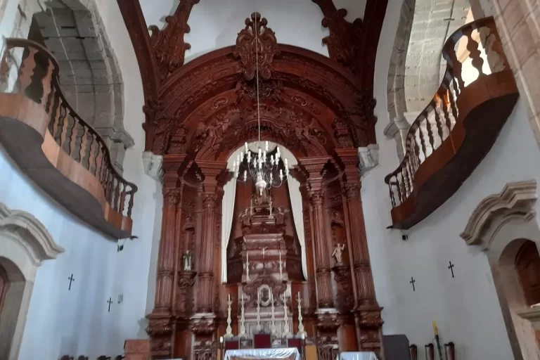 Interior da Igreja de São Pedro, com visão do altar mor e das galerias laterais superiores