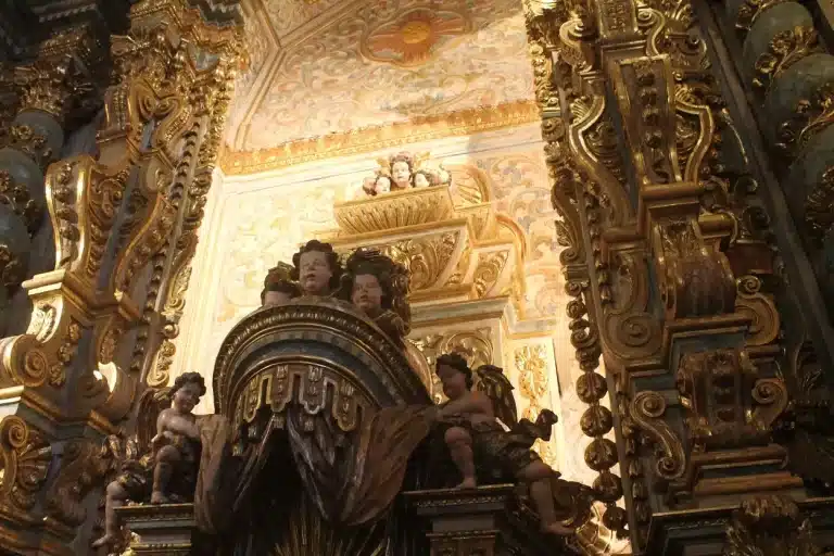 Altar lateral sem imagem religiosa que será restaurada após a reabertura da Catedral de Mariana