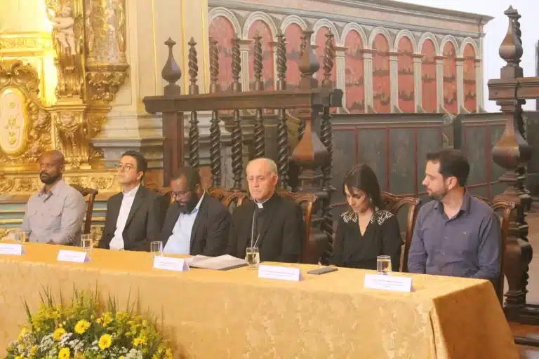 Integrantes da mesa da solenidade de reabertura da Catedral de Mariana
