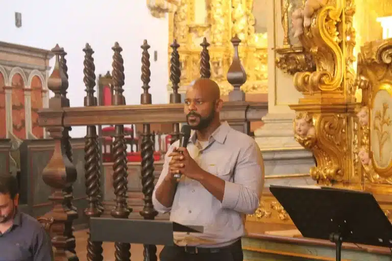 Representante da empresa responsável pela restauração, durante cerimônia de reabertura da Catedral de Mariana