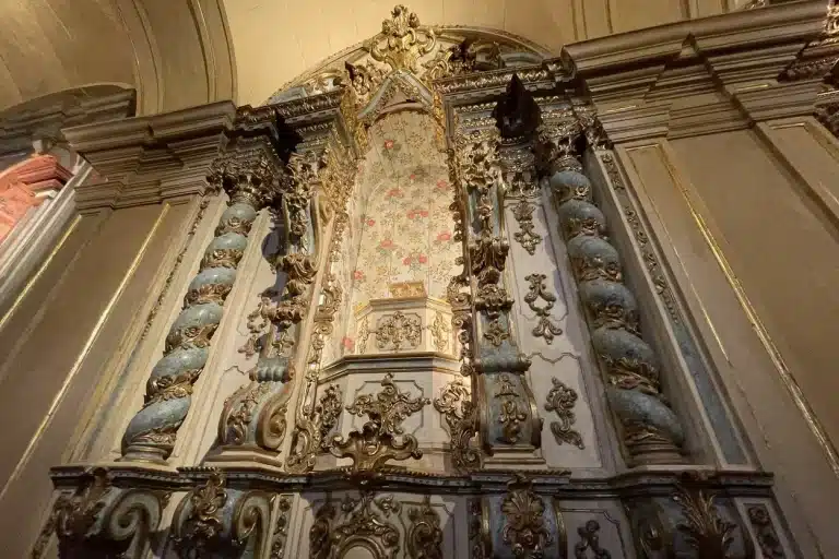Altar lateral da Igreja da Sé, sem a imagem religiosa que ainda vai passar por processo de restauração