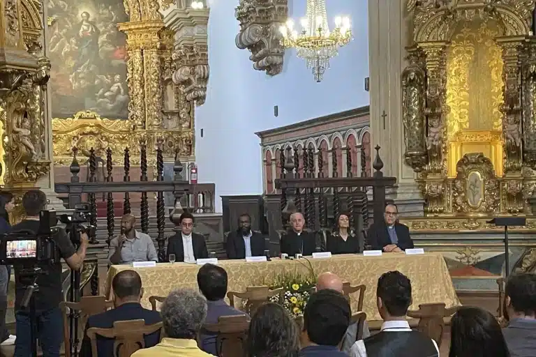 Mesa da coletiva de imprensa realizada na Catedral de Mariana