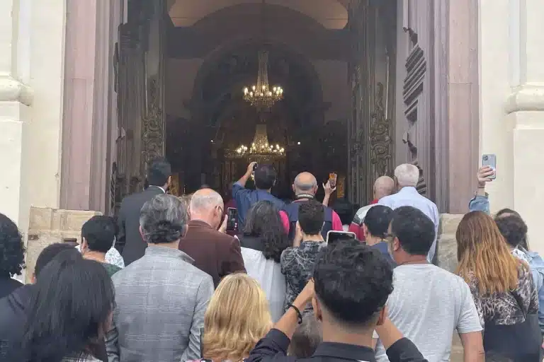 Momento da reabertura da Catedral de Mariana, com a permissão para a entrada das pessoas que compareceram à cerimônia