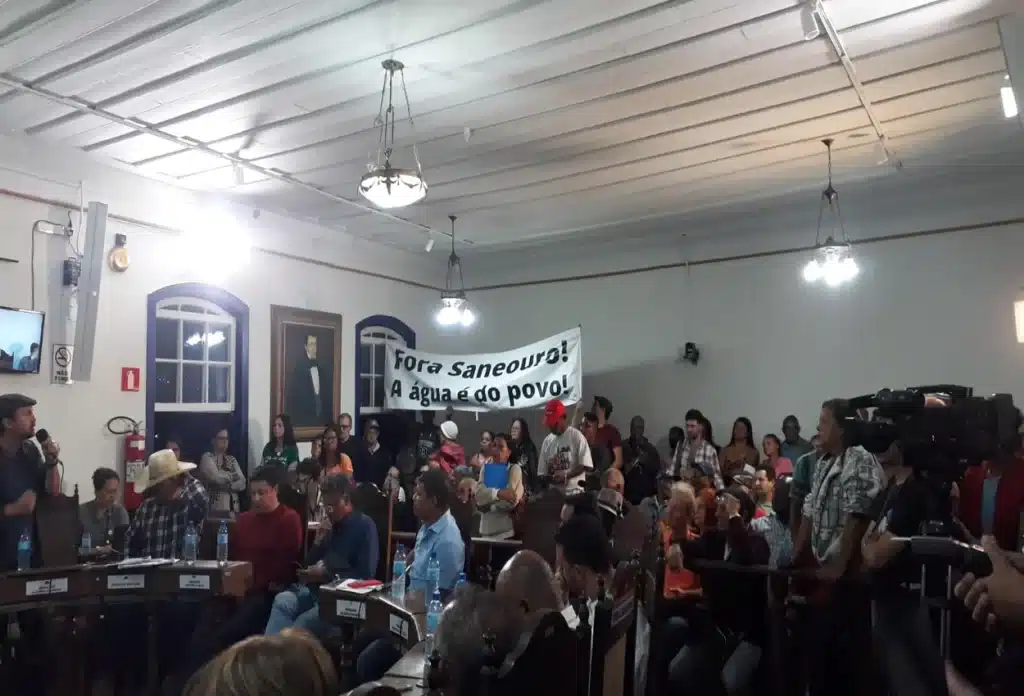 Plenário lotado da Câmara de Ouro Preto, durante audiência pública para discussão do Caso Saneouro