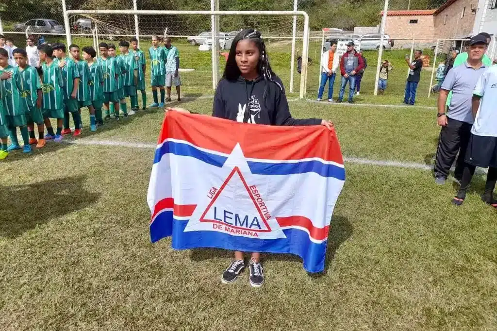 Apresentação da bandeira da Liga Esportiva de Mariana (LEMA), na abertura dos campeonatos de futebol de base