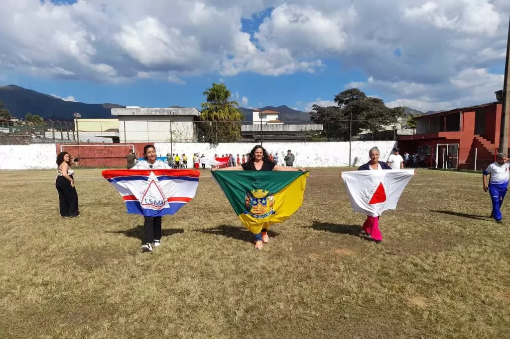 Helen Perucci, Sudene Machado e Maria Aparecida (da esquerda para a direita) conduziram as bandeiras na abertura do Campeonato de Futebol Feminino