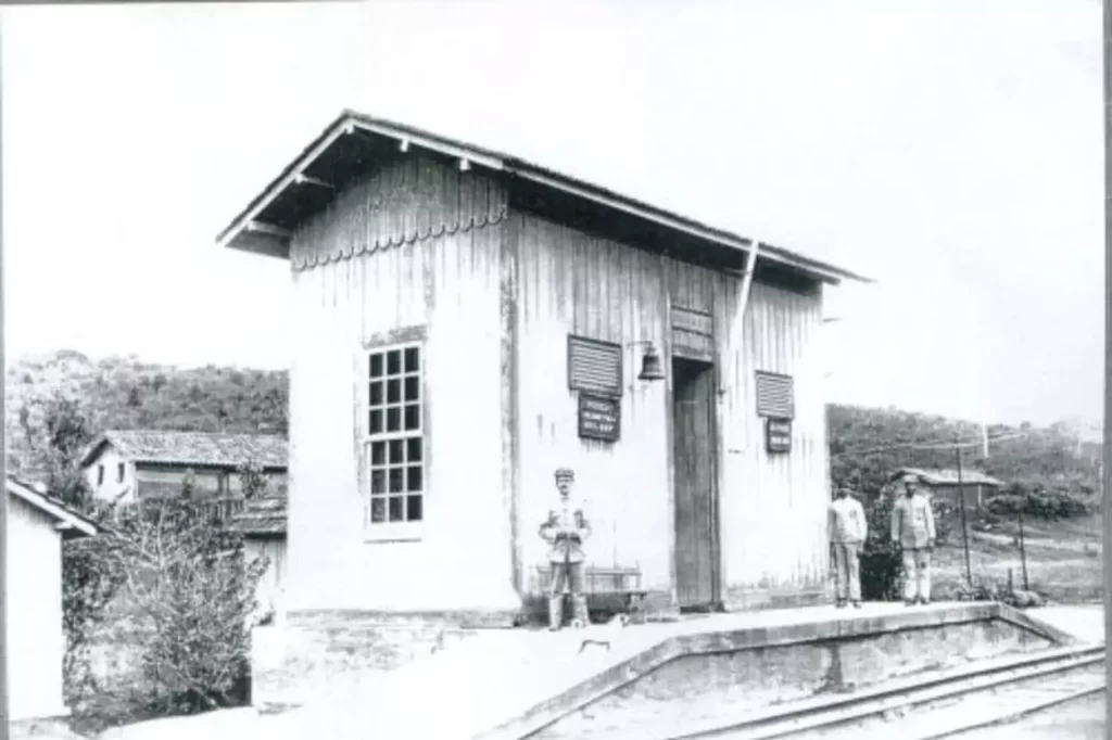 Inicialmente chamada de Bocaina, teve nome alterado para Estação Chrockatt de Sá