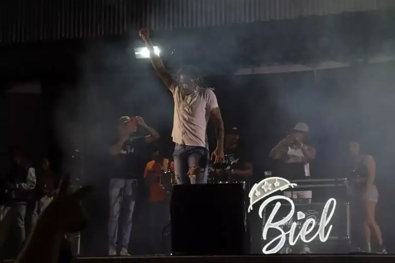 DJ VH e o baiano Irlan Biel fecharam a noite da eleição da Corte Momesca