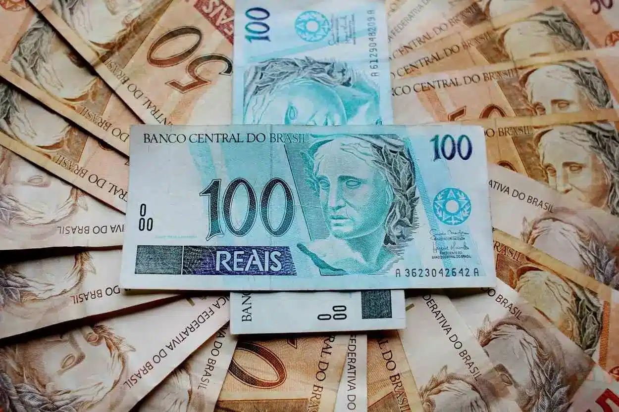 Notas de 100 e 50 reais