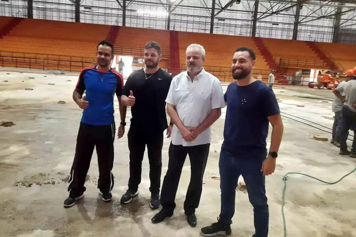 Lucas Mattos (à direita), diretor do Cruzeiro Futsal, vem acompanhando, semanalmente, as obras da reforma da Arena Mariana