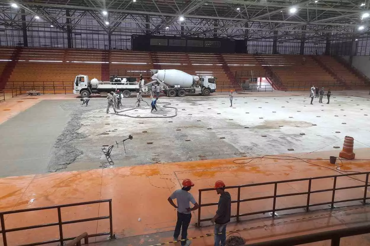 Principal intervenção é a reconstrução integral do piso da quadra da Arena Mariana, cuja concretagem aconteceu na última sexta-feira (26)