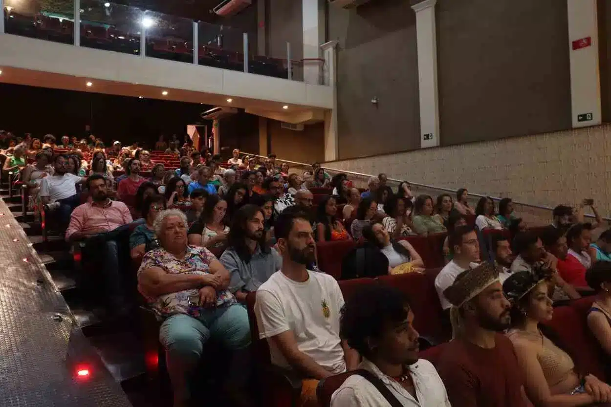 Embora sem esgotar sua capacidade de lotação, o Cine Teatro Municipal recebeu um número considerável de assistentes do debate “Todos pela Vida”