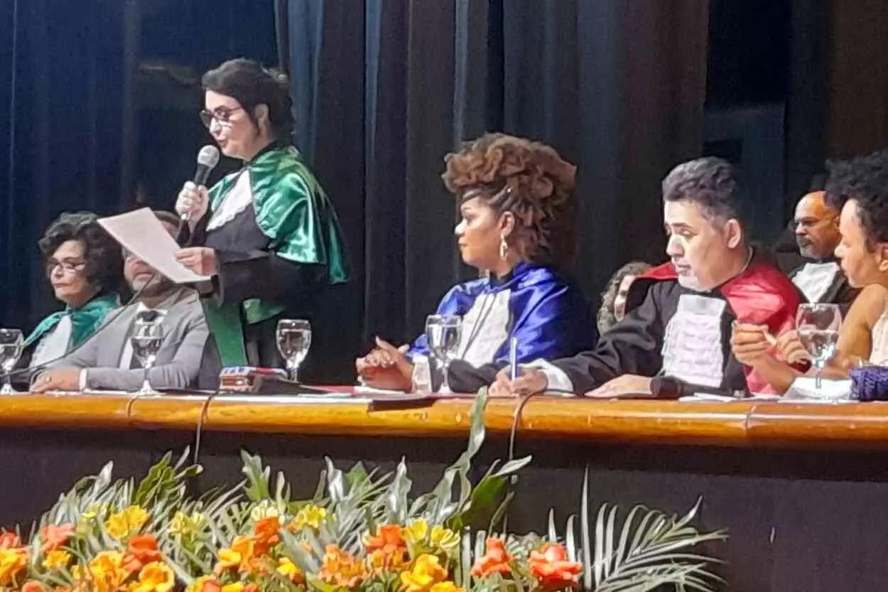 Ex-reitora, discursando na posse de Luciano e Roberta