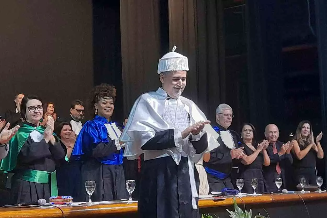 Na posse de Luciano e Roberta, o reitor passou a usar os símbolos do cargo