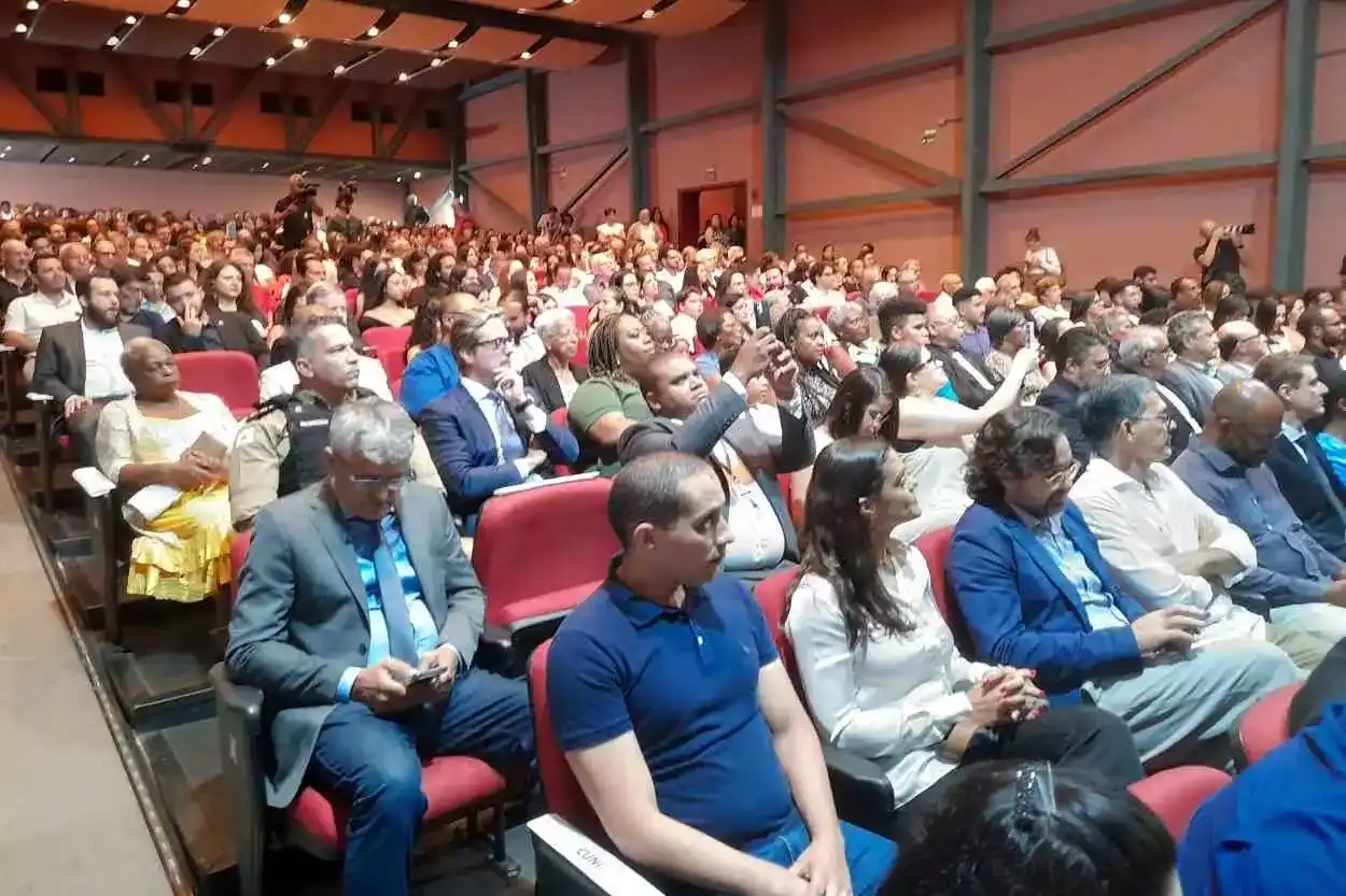 A cerimônia de posse de Luciano e Roberta teve lotação praticamente esgotada no Centro de Convenções – Foto: Luiz Loureiro/Agência Primaz