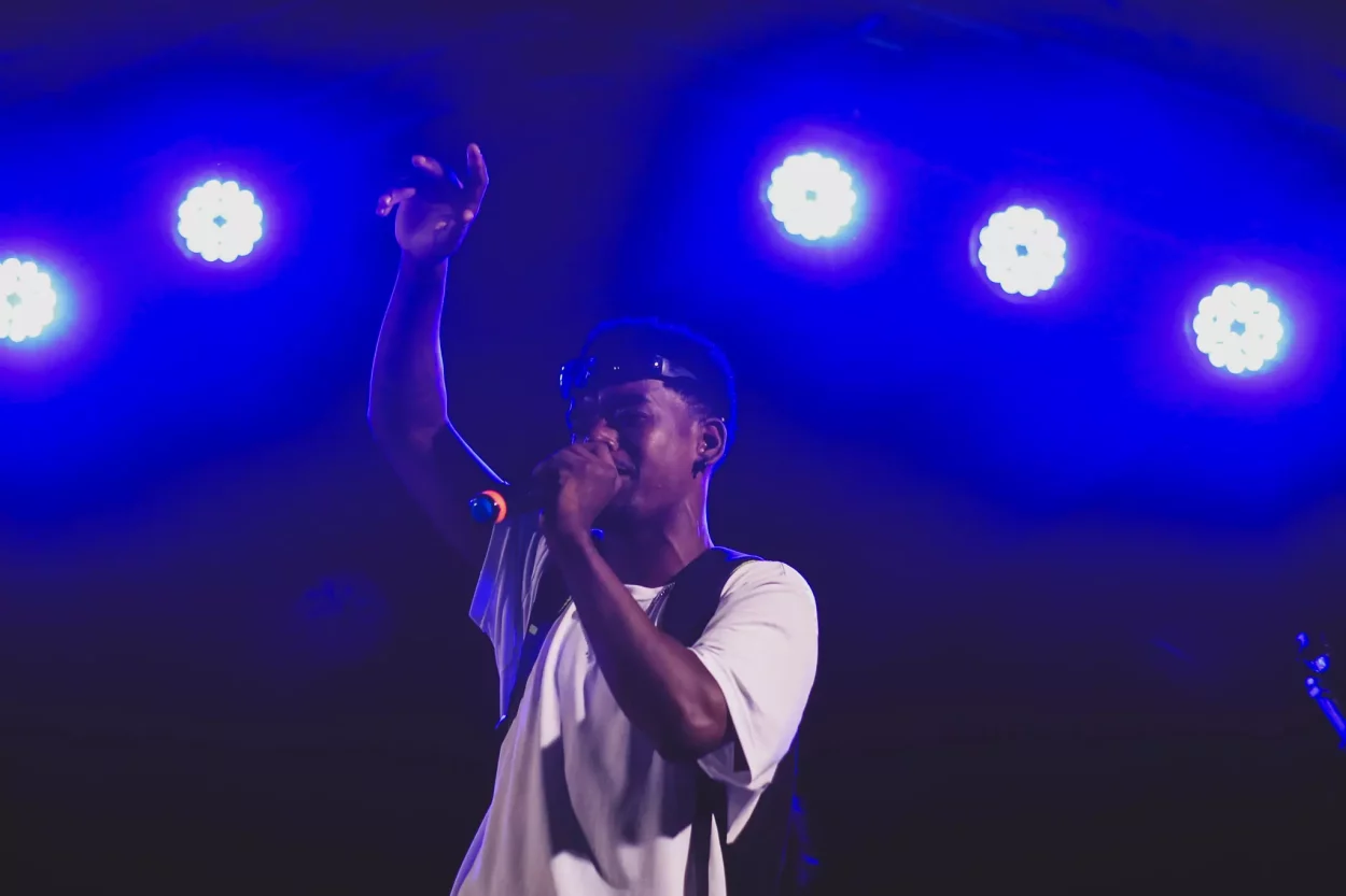 Bomblack, um dos organizadores do Movimenta CDA, se apresenta no palco, divulgando a cultura do hip-hop marianense