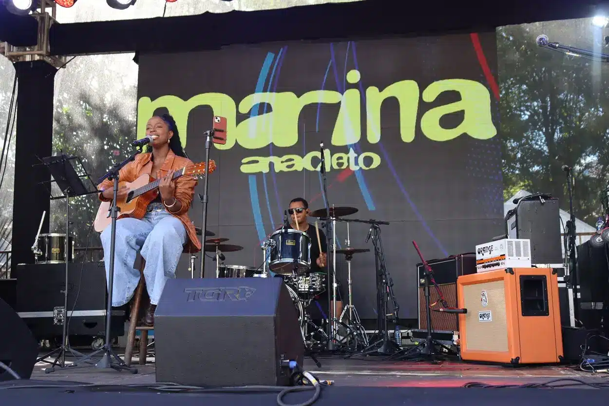 A cantora é uma das atrações musicais do festival.