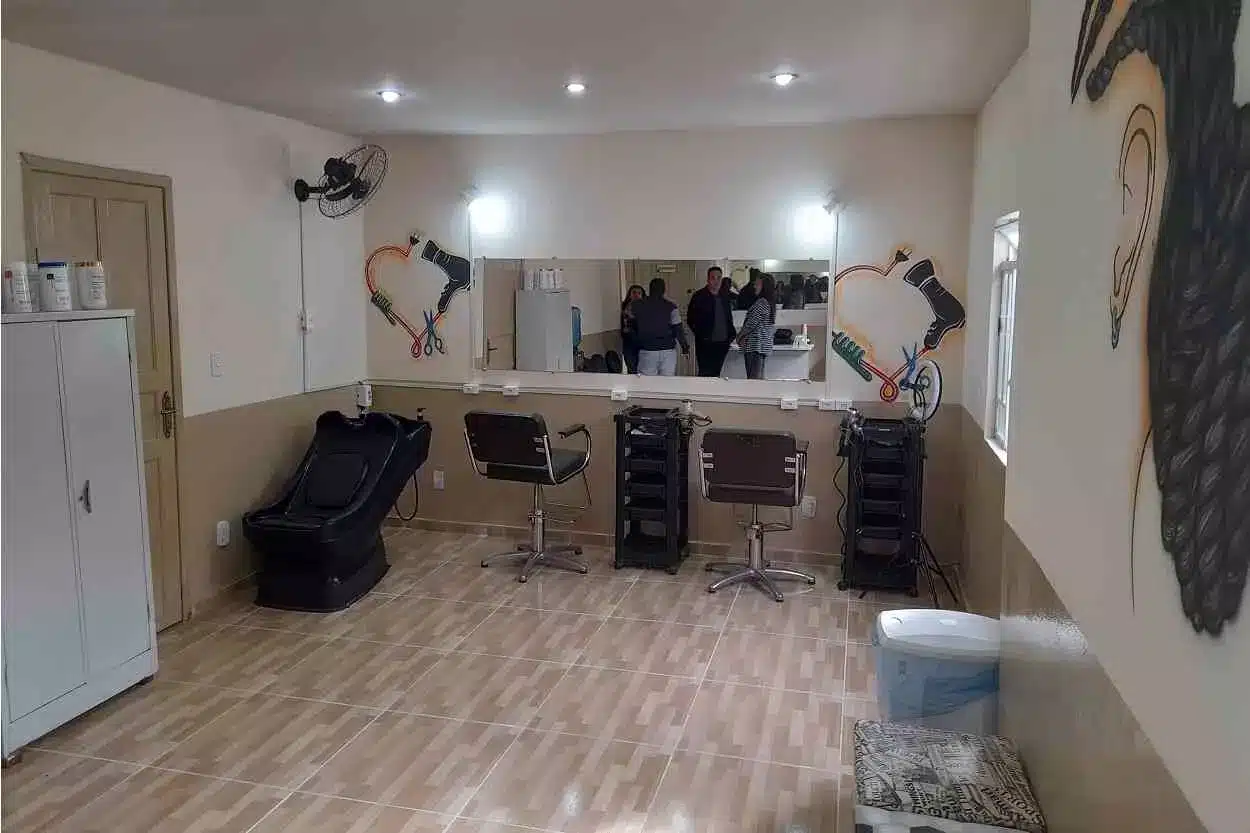 Reinauguração do Salão e Barbearia Escola marca a possibilidade de capacitação para homens e mulheres