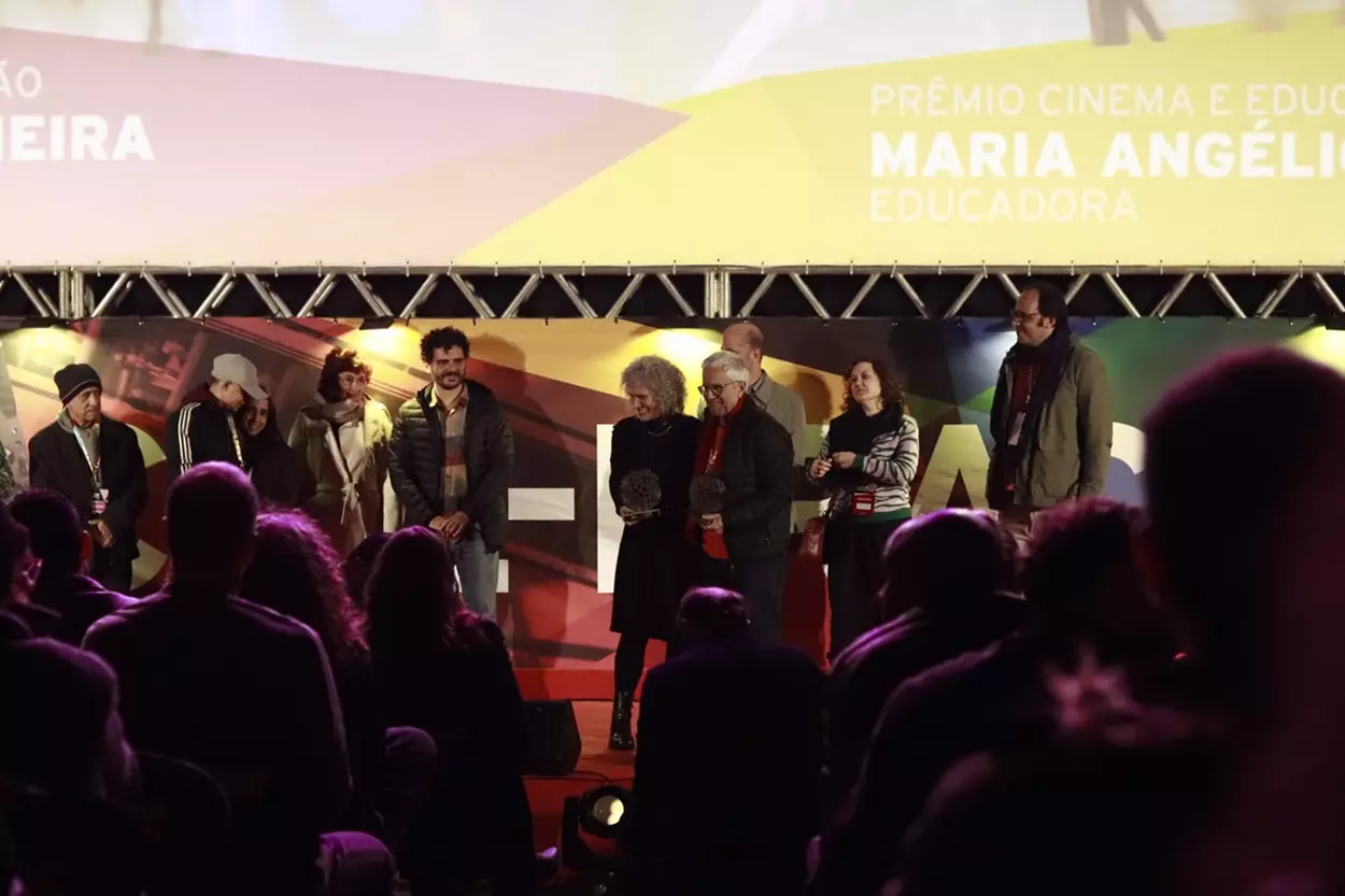 Educadores e profissionais do cinema brasileiro são homenageados no palco da 20ª CineOP diante do público reunido na praça.