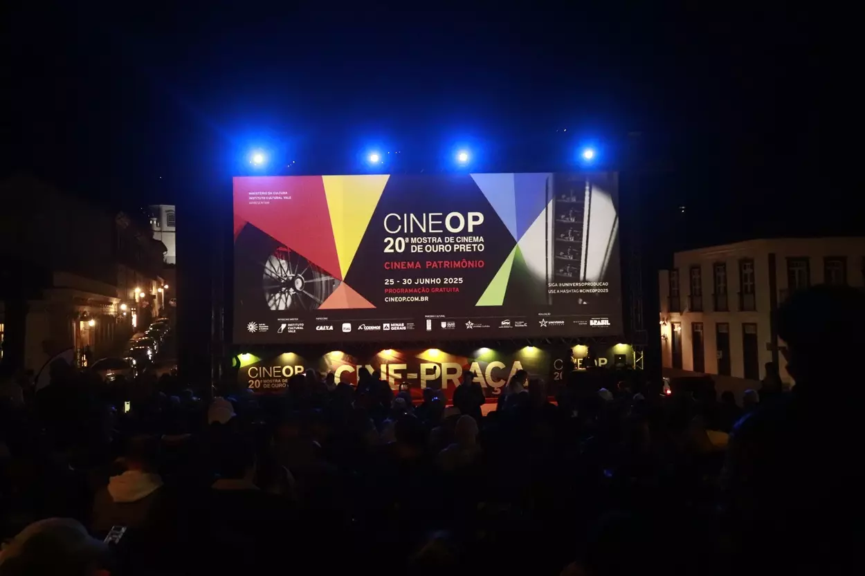 Público ocupa a Praça Tiradentes para acompanhar a cerimônia de abertura da 20ª CineOP, que celebra o cinema como patrimônio.