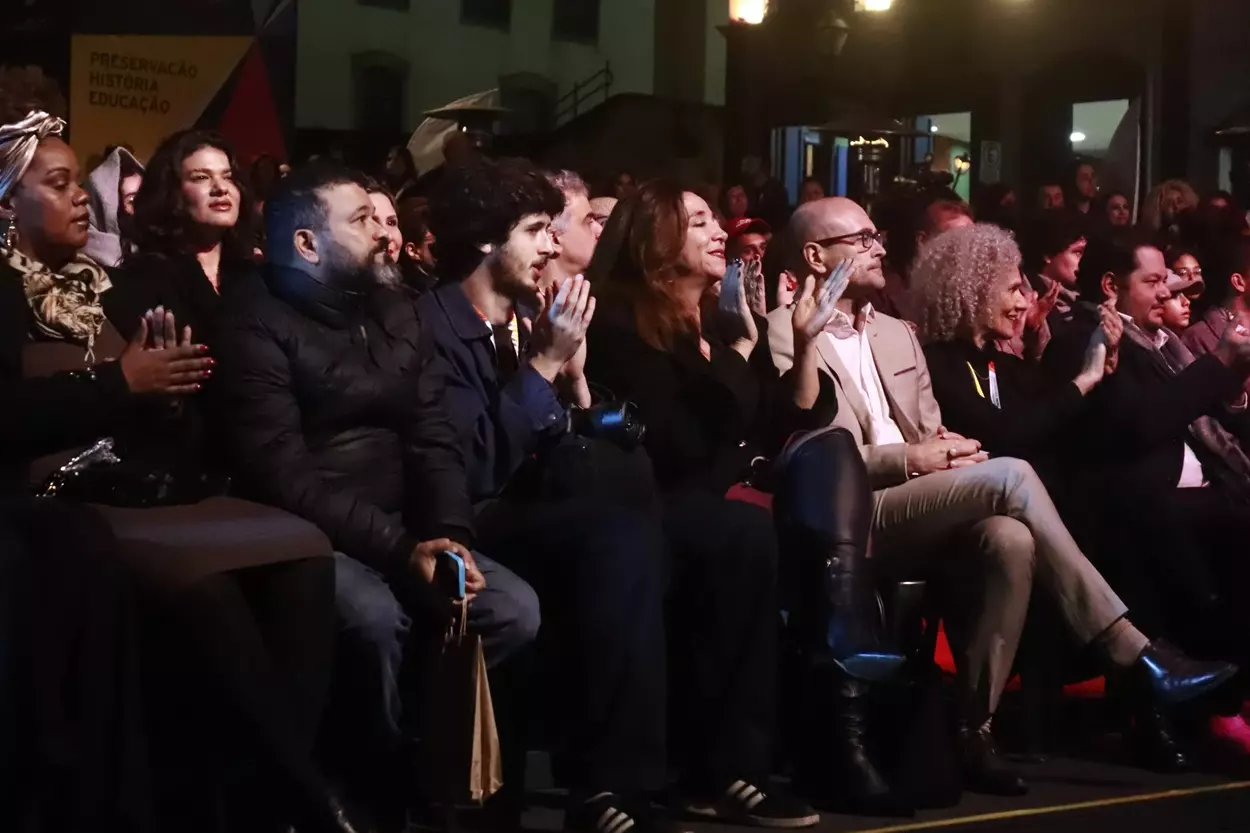 Marisa prestigia as homenagens e exibições da noite de estreia da 20ª CineOP, marcada por reflexões sobre memória, educação e humor feminino.