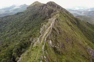 A foto aérea mostra o topo da Serra de Ouro Preto.