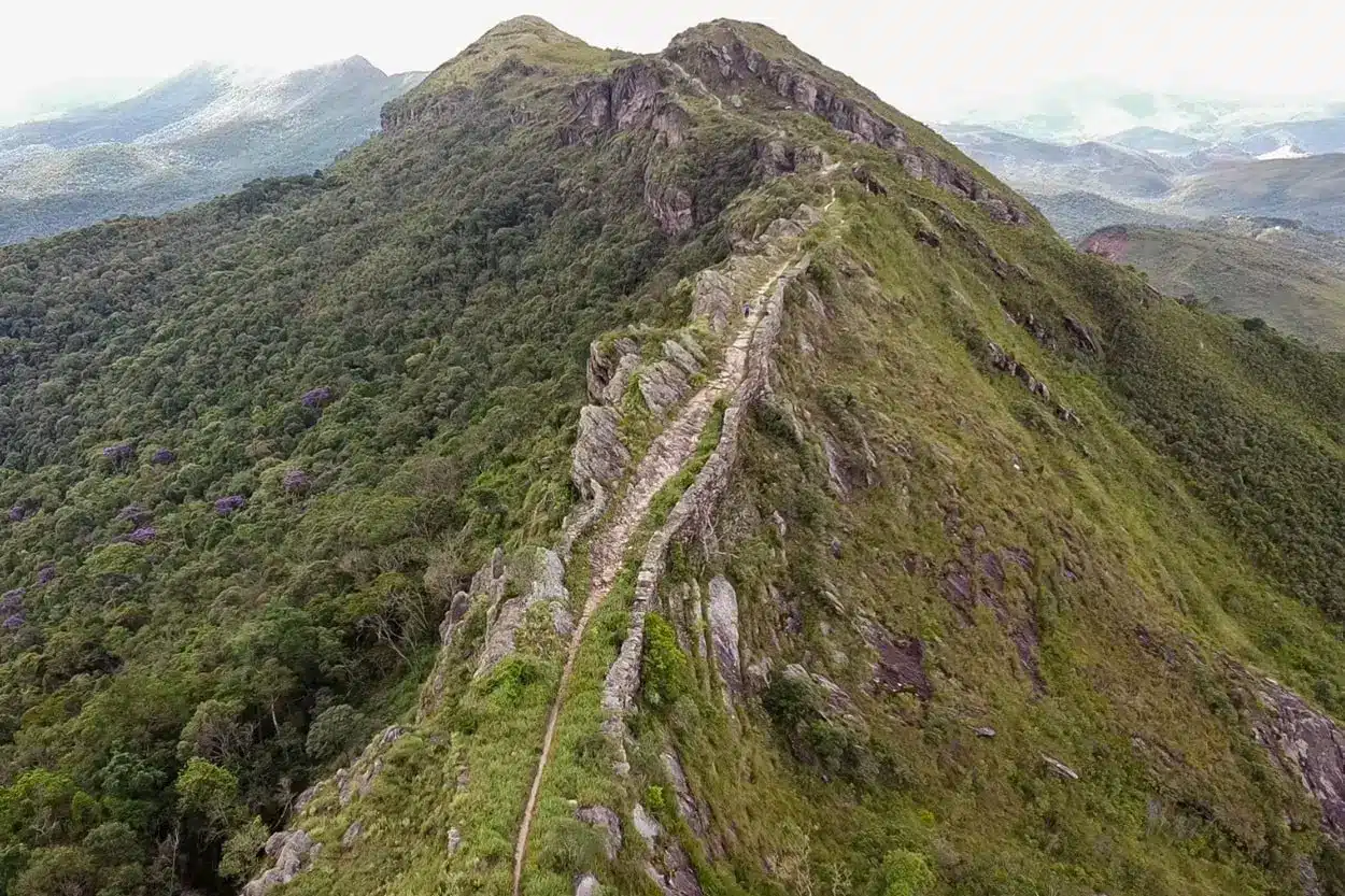 A foto aérea mostra o topo da Serra de Ouro Preto.