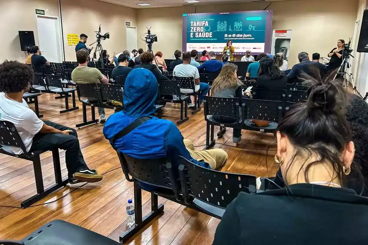 Pequeno público acompanhou os anúncio da retirada de catracas dos ônibus do transporte municipal