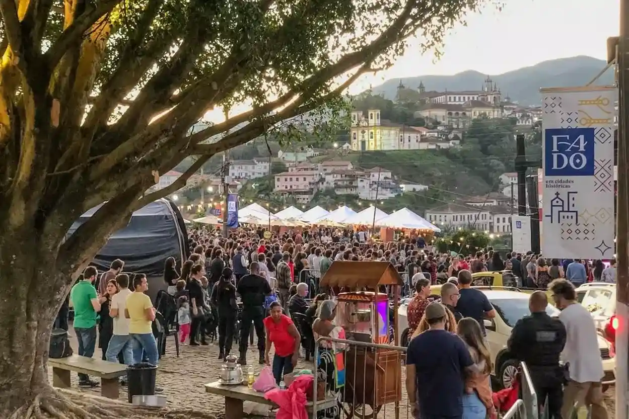 Multidão lota o Largo das Dores em Ouro Preto durante o Festival Fado em Cidades Históricas.