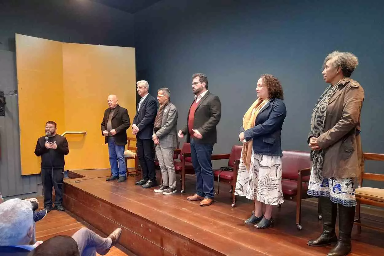 À esquerda, Alex Calheiros, anfitrião da cerimônia e diretor do Museu da Inconfidência. À direita, Angélica Gonçalves Pereira, representante da comunidade ouro-pretana no processo de desenvolvimento e implantação da Sala Afro-Brasileira