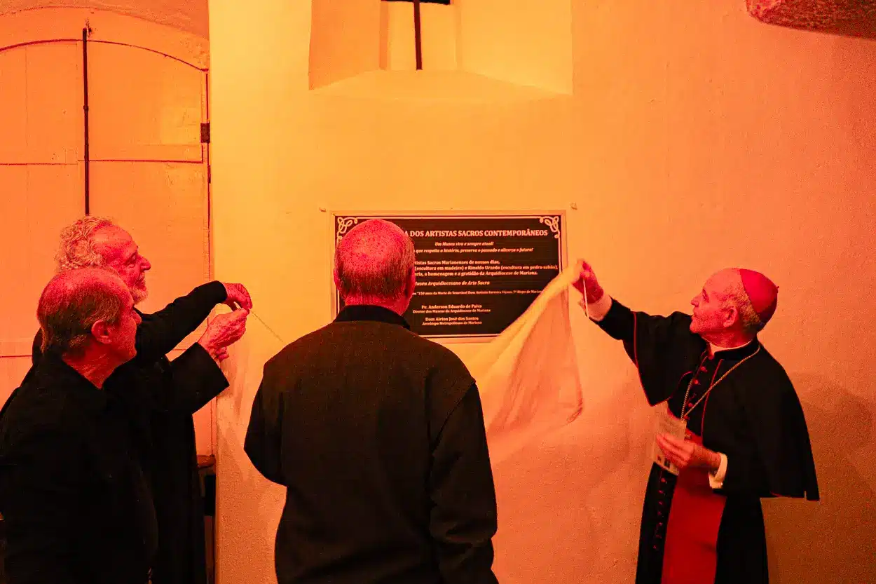 O arcebispo e os artistas descerram a placa da sala de exposições de Arte Sacra Contemporânea