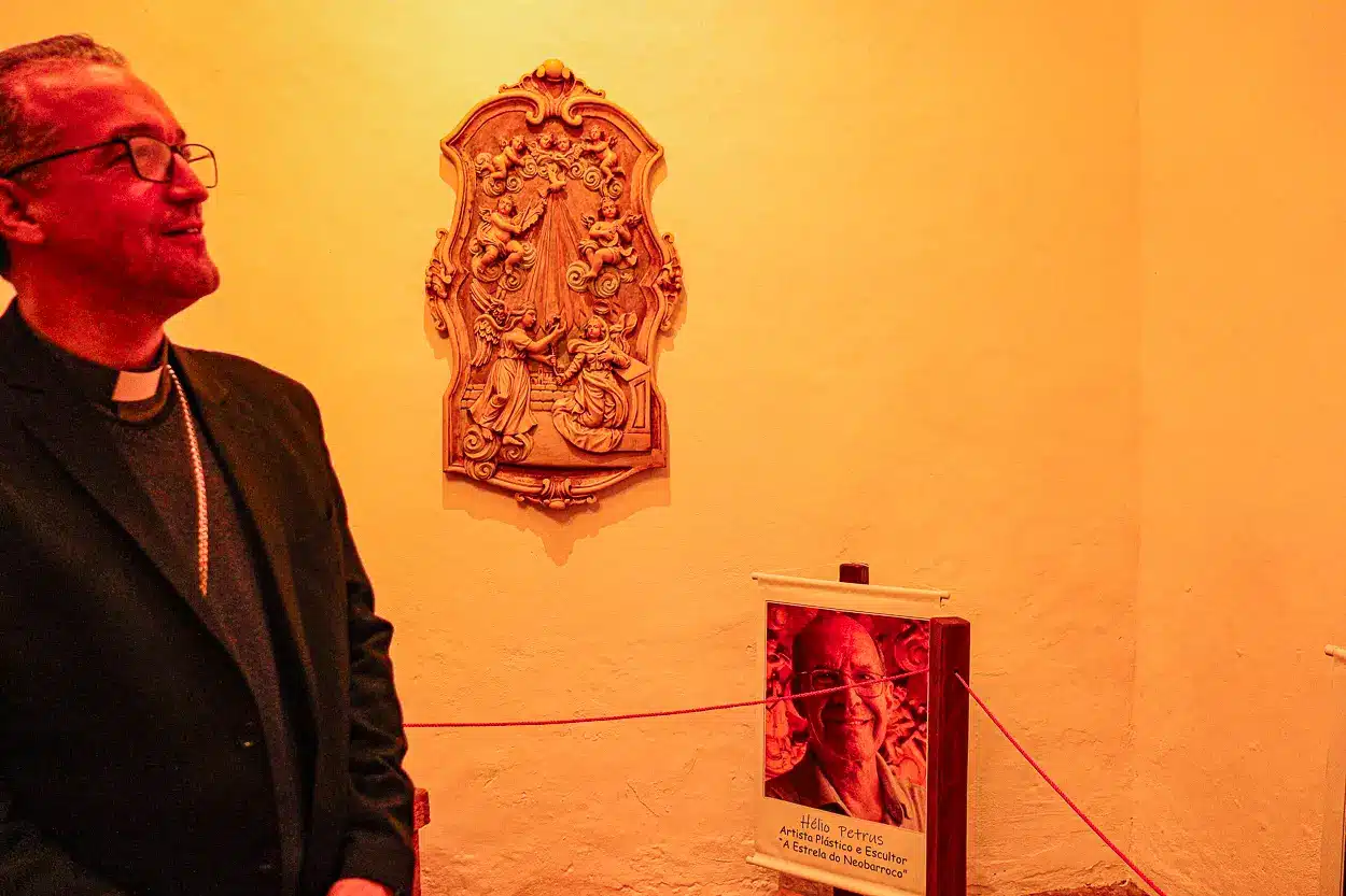 Anunciação de Nossa Senhora em madeira, arte sacra esculpida por Hélio Petrus